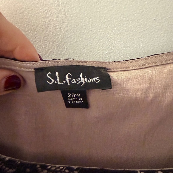 Lace overlay party dress - Picture 2 of 5